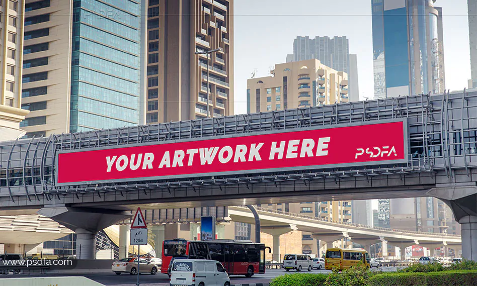موکاپ بنر عریض و طویل روی پل