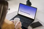 موکاپ لپ تاپ در محیط اداری