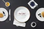 موکاپ بشقاب چینی روی میز ناهارخوری