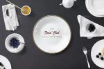 موکاپ بشقاب چینی روی میز ناهارخوری