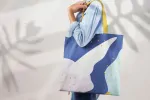 موکاپ بگ خرید کتان روی شانه