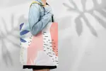 موکاپ بگ خرید کتان روی شانه