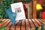 موکاپ کارت تبریک و پاکت با تم کریسمس روی میز چوبی