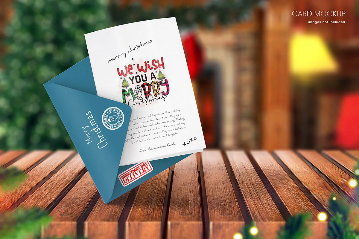 موکاپ کارت تبریک و پاکت با تم کریسمس روی میز چوبی - 3 موکاپ کارت تبریک و پاکت با تم کریسمس روی میز چوبی - 3