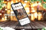 موکاپ موبایل در کریسمس و زمستان روی میز چوبی