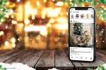 موکاپ موبایل در کریسمس و زمستان روی میز چوبی