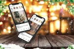 موکاپ موبایل در کریسمس و زمستان روی میز چوبی