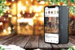 موکاپ موبایل در کریسمس و زمستان روی میز چوبی