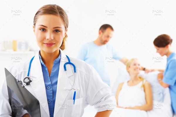 تصویر استوک پزشک زن با گوشی پزشکی