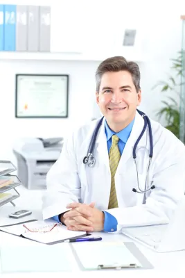 عکس استوک پزشک مرد با گوشی پزشکی روی گردن