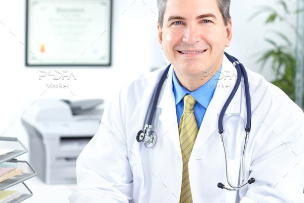 عکس استوک پزشک مرد با گوشی پزشکی روی گردن