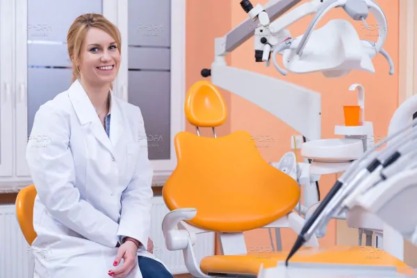 عکس دکتر دندانپزشک در مطب دندانپزشکی