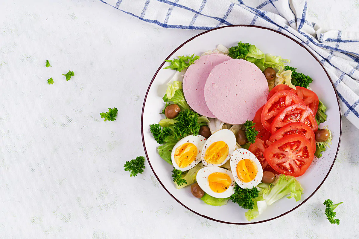 عکس با کیفیت سالاد سبزیجات با تخم مرغ و ژامبون