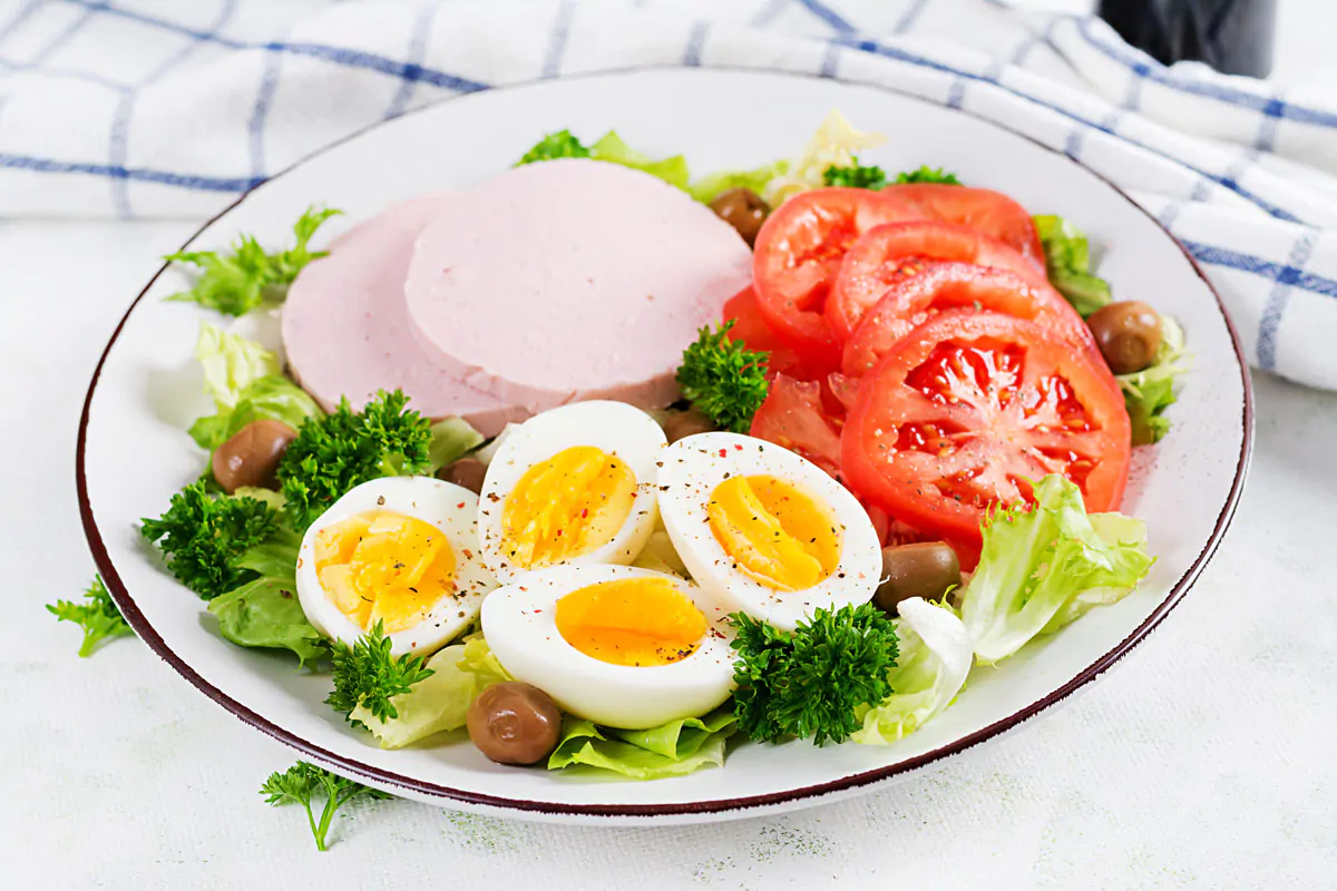 تصویر استوک سالاد با تخم مرغ و ژامبون تصویر استوک سالاد با تخم مرغ و ژامبون
