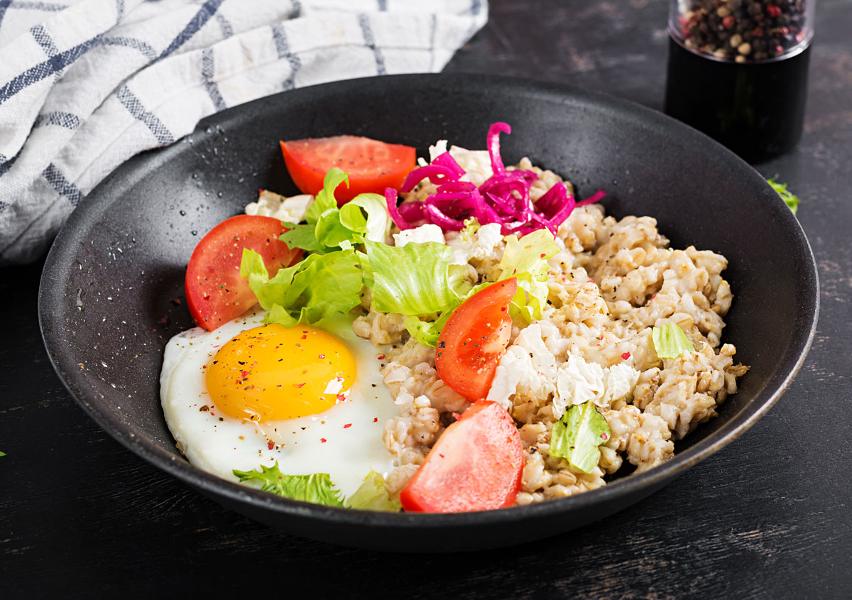 تصویر استوک نیمرو تخم مرغ با بلغور جو دوسر و سبزیجات