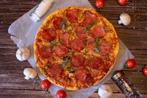عکس پیتزا پپرونی سرخ شده خوشمزه از نمای بالا
