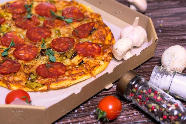 عکس پیتزا پپرونی خوشمزه سرخ شده داخل جعبه