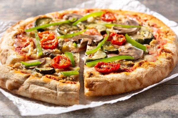عکس پیتزا سبزیجات با قارچ فلفل گوجه فرنگی و کدو