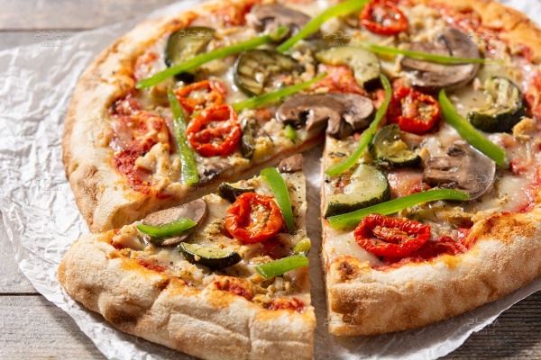 عکس پیتزا سبزیجات با کدو سبز ، قارچ و فلفل دلمه ای