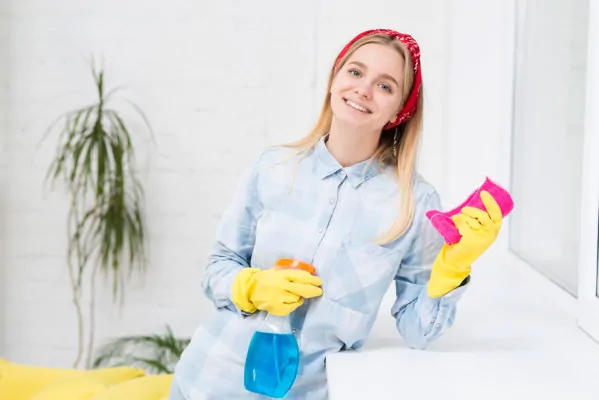 عکس زن با شیشه پاک کن و نظافت منزل