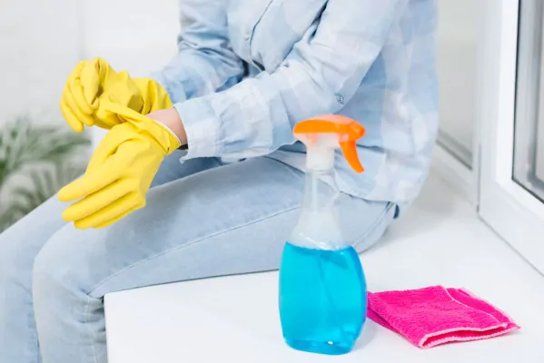 نظافتچی خانم با شیشه پاک کن