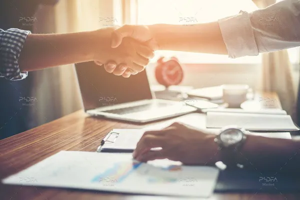 عکس استوک دست دادن برای همکاری در کار