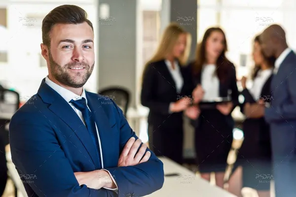 عکس استوک تاجر با کارآفرینان در دفتر مدن