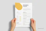 موکاپ کاغذ A4 در دست