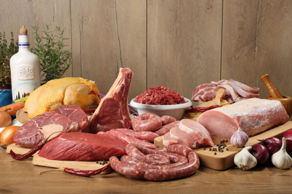 انواع گوشت روی میز چوبی