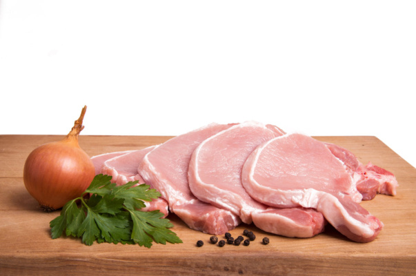 گوشت خام خوک با سبزیجات و ادویه