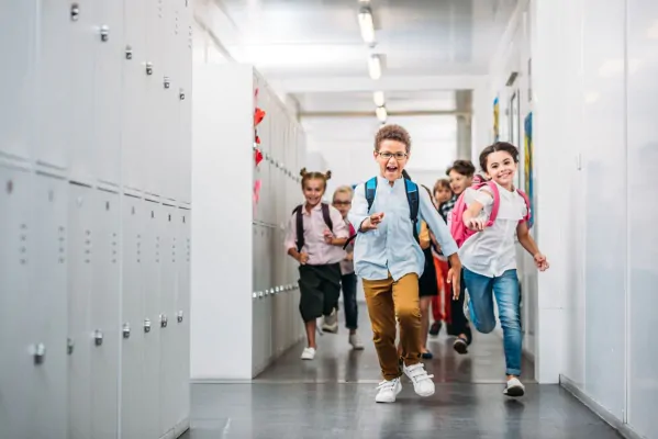 دانش آموزان در حال دویدن
