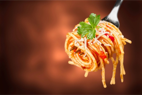 چنگال با اسپاگتی و ماکارونی