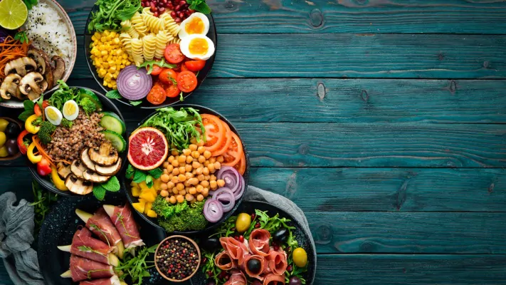 غذاهای سالم با بک گراند چوب