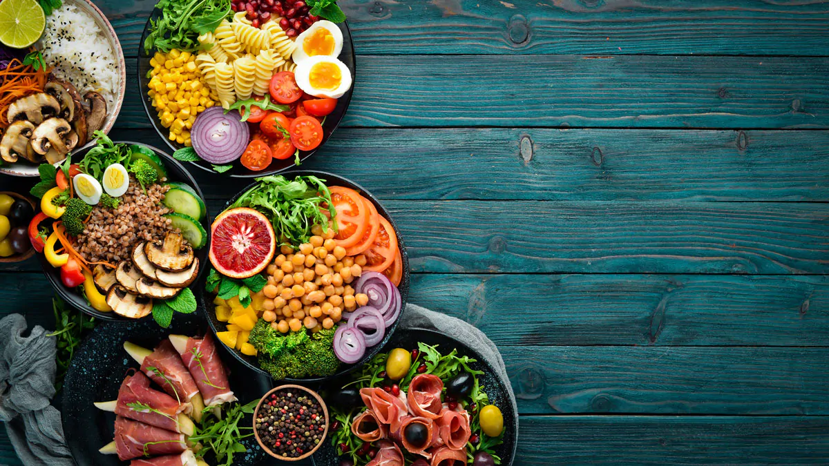 غذاهای سالم با بک گراند چوب