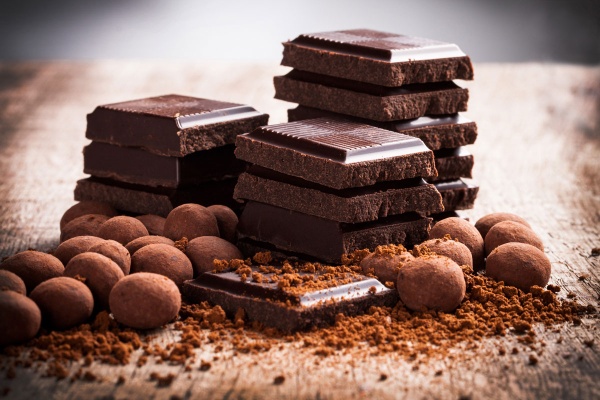 شکلات تکه شده با کاکائو