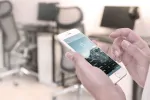 موکاپ تبلت و موبایل در دست
