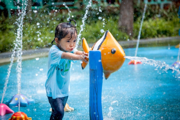 دختر بچه در حال آب بازی