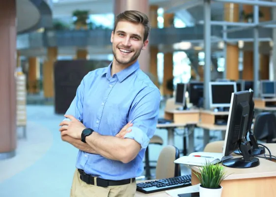 کارشناس شرکت خوشحال