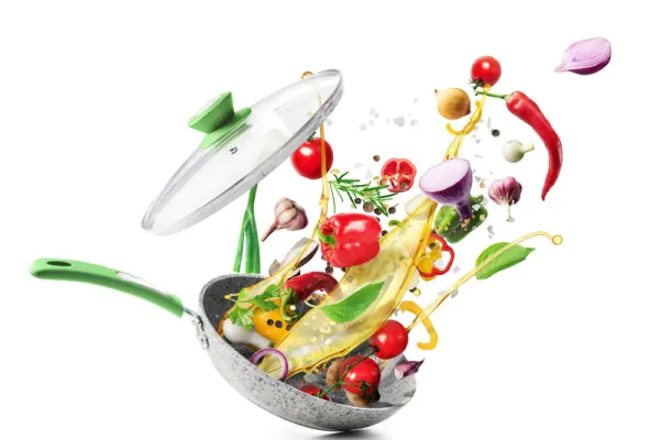 عکس استوک سبزیجات پرتاب شده از ماهیتابه