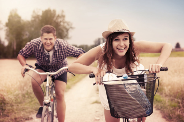 زن و مرد دوچرخه سوار در مزرعه