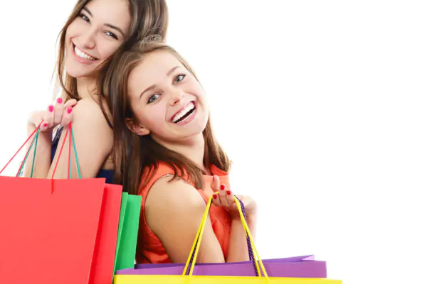 عکس استوک دخترهای خوشحال با بگ های خرید - 4