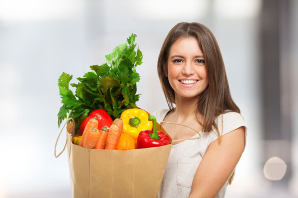 زن جوان با بگ سبزیجات