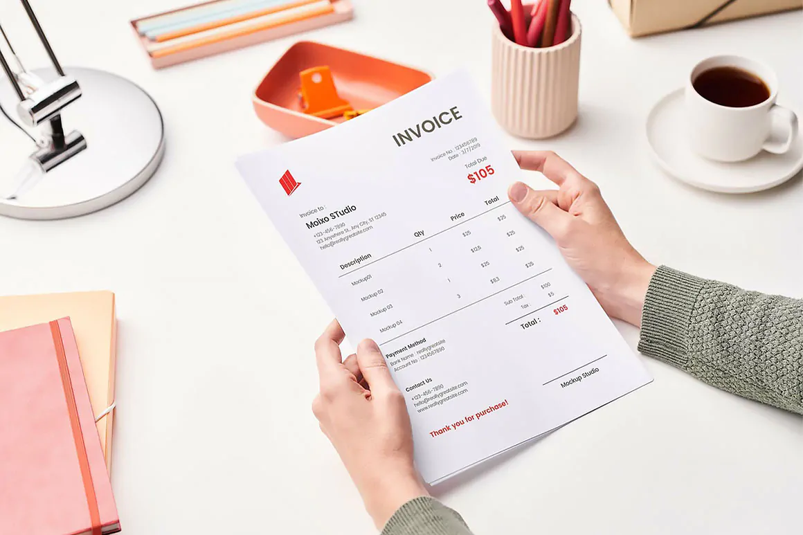موکاپ کاغذ A4 در دست روی میز کار