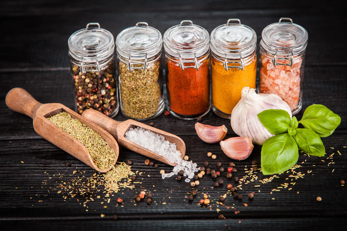 ادویه ها روی میز چوبی
