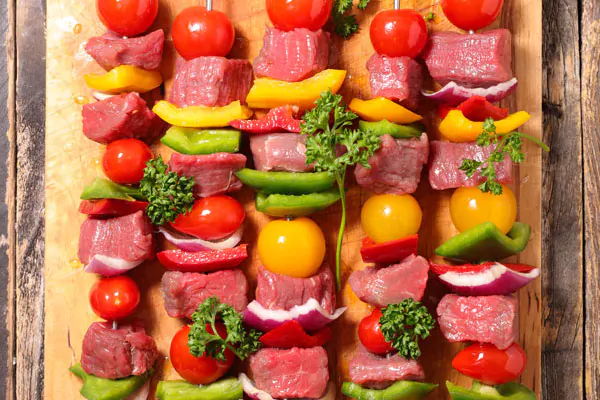 عکس استوک سیخ کباب با گوشت و گوجه فرنگی