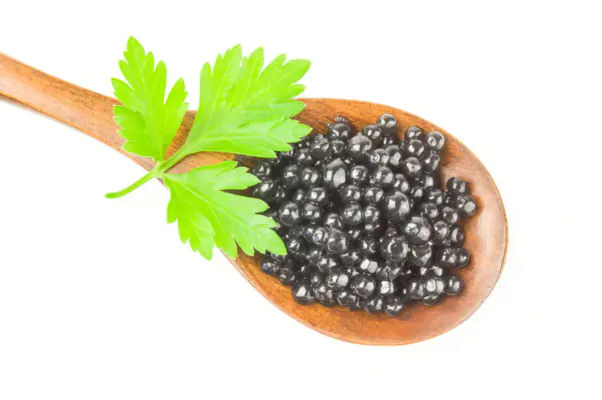 خاویار داخل قاشق چوبی
