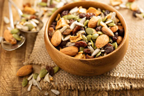 آجیل و میوه خشک در ظرف چوبی - 4
