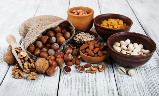 عکس استوک خشکبار داخل ظرف چوبی