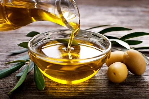 روغن زیتون طلایی با زیتون تازه و برگ زیتون