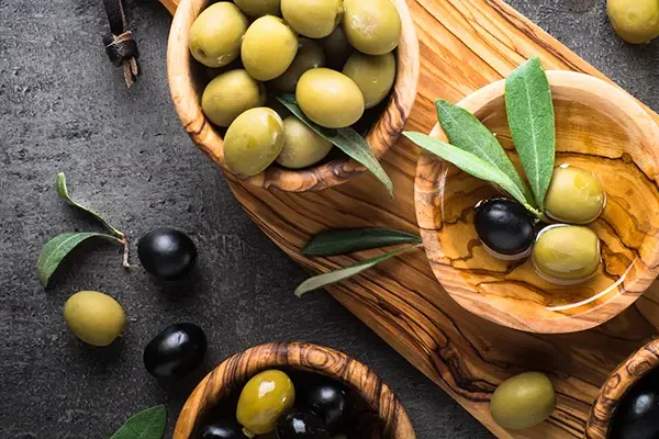 زیتون و روغن زیتون با چیدمان روستایی